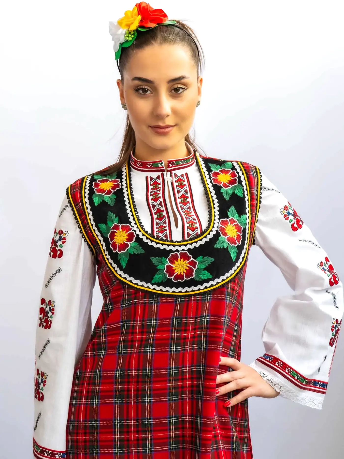 Снимка 2 на Тракийски сукман каре — риза с бродерия и цветен нагръдник