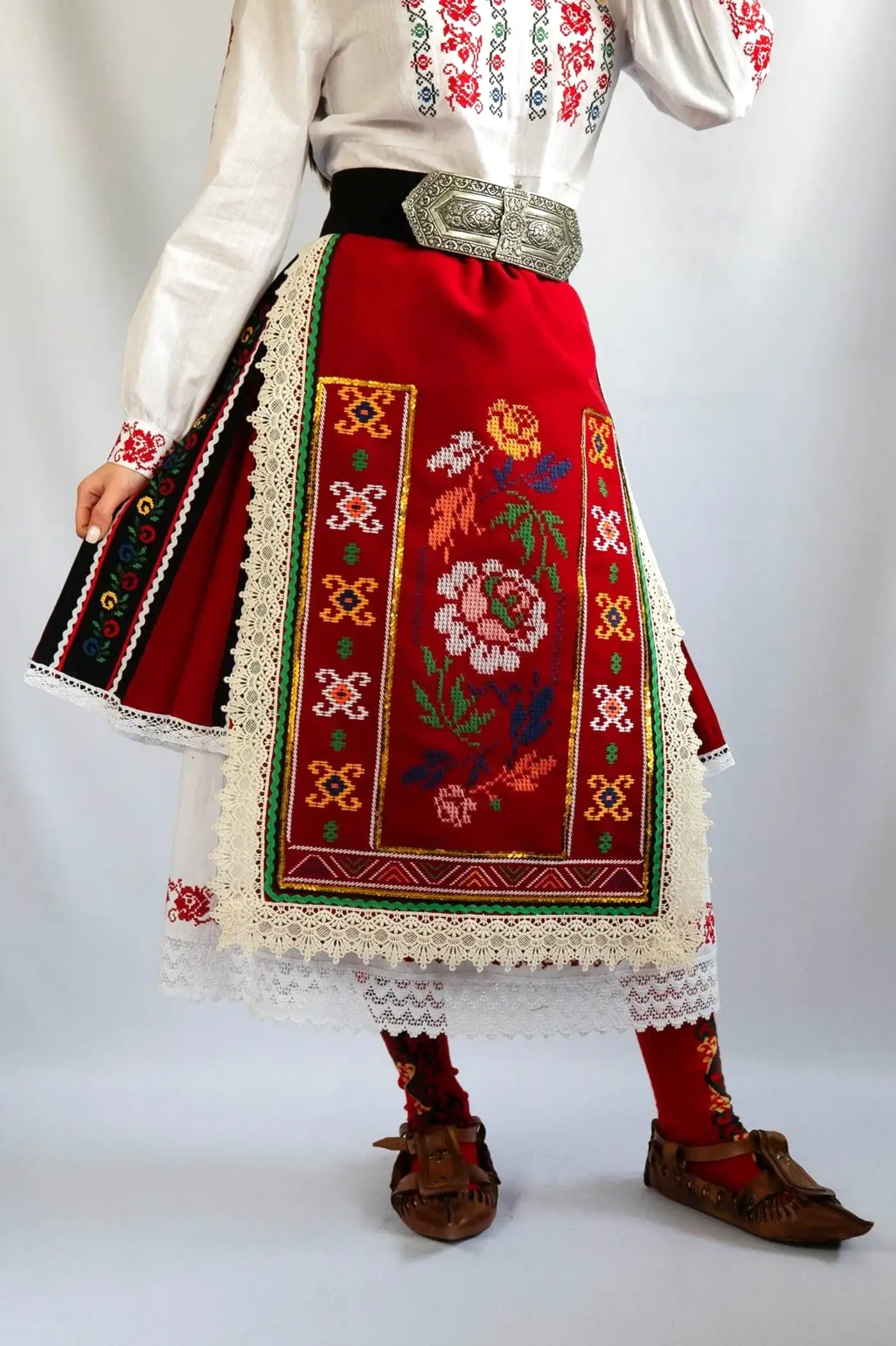 Снимка 2 на Северняшка народна носия — риза, черно-червена пола, престилка и пафта