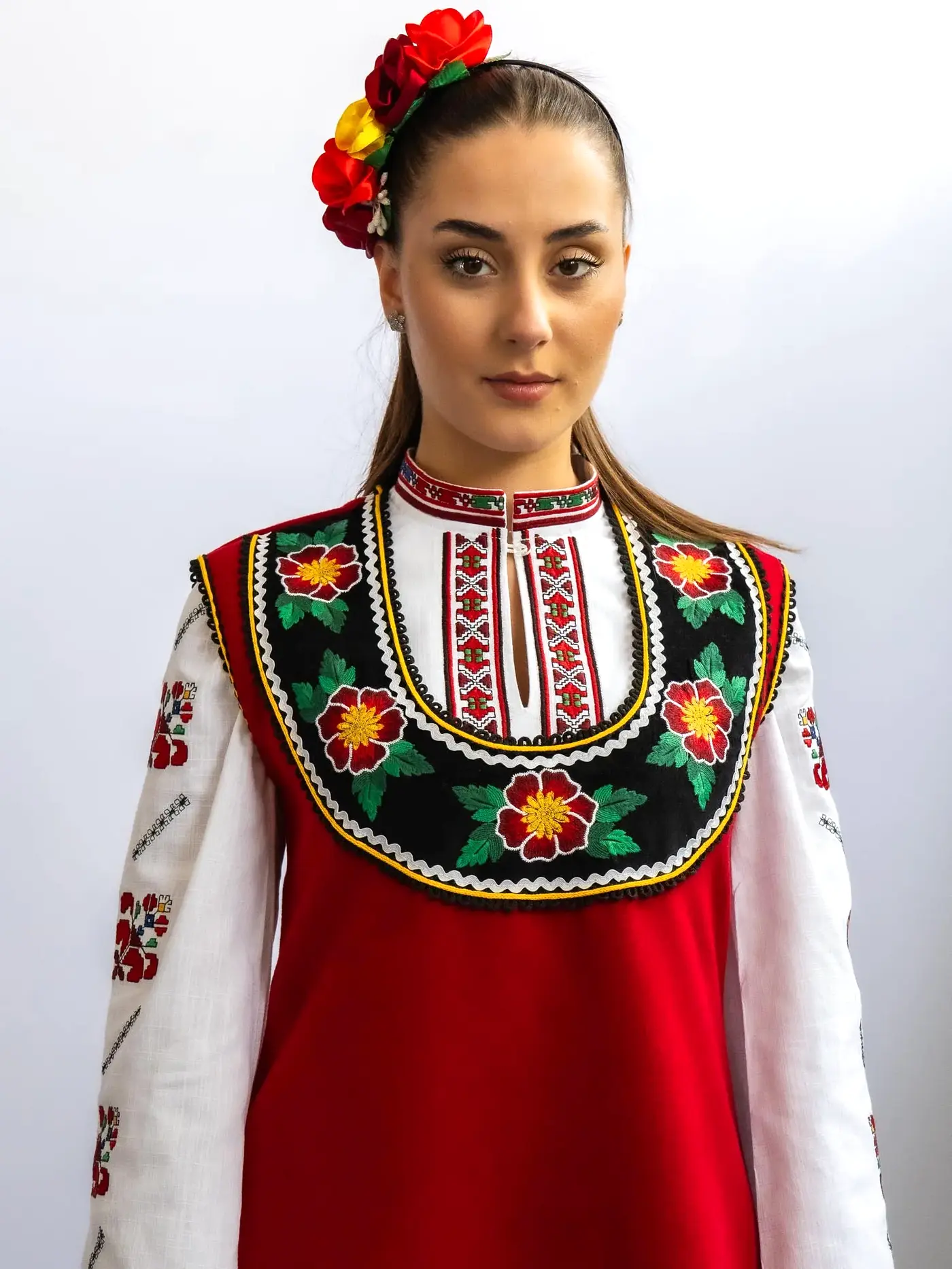 Снимка 2 на Тракийски сукман червен — риза с бродерия и цветен нагръдник